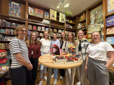 Das Fachseminar Deutsch unter Leitung von Antje Degenhardt (links) sprach mit Dr. Heidi Hartmann (3. v. l.) über deren Jugendbuch und die schulischen Einsatzmöglichkeiten.