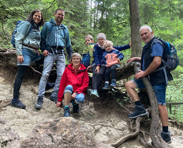 Wir halten fest zusammen! v.l. Nathalie, Martin, Renate, Ben, Lisa, Pia und Alfons Deuringer