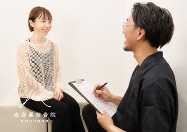 産後のお身体の状態や姿勢を確認する様子