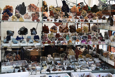 Mineralien und Edelsteine soweit das Auge reicht  