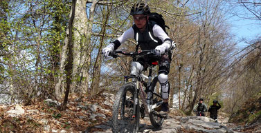 schwieriges Terrain auf dem e-MTB bewältigen lernen Sie im Techniktraining der e-motion e-Bike Welt München West