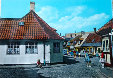 Noch in den 1960er Jahren sah die Hans Jensen Stræde im dänischen Odense aus die 100 Jahre früher. Repro Postkarte: Christoph Schumann