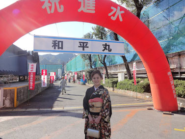 支綱切断とは、新たに建造された船舶を造船所に最後まで繋げている「支綱」を切断する儀式。支綱切断に銀の斧を用いる。