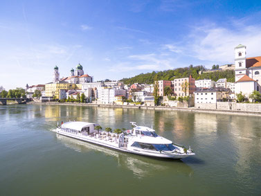 Cabrioschiff SUNliner offen vor Passauer Dom, Foto: Studio Weichselbaumer