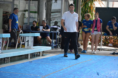 Óscar dirixíndose cara ao podium para recoller o seu trofeo de mellor deportista máster 30-34