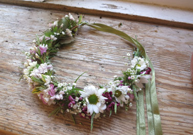 Flowercrown aus Schleierkraut, weißen Chrysanthemen, rosa Bartnelken und grünen Seidenbändern