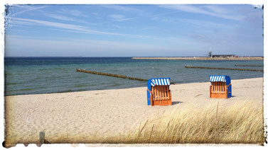 Strandkörbe am Sandstrand von Glowe