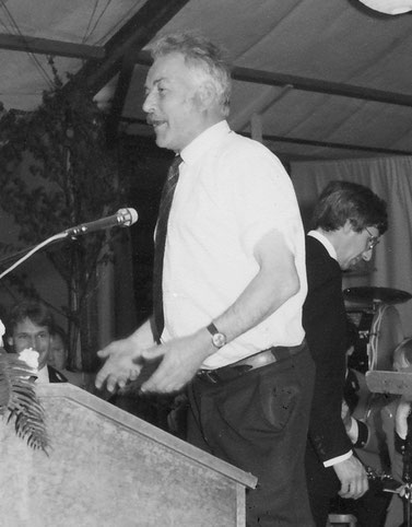 Chäpp Schmuckli in seinem Element anlässlich des Jubiläums „75 Jahre Feuerwehr Netstal“.