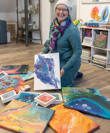 Der mega Kunsttrend Acrylic Pouring aus den USA begeistert auch Künstlerin Andrea Christiane Spring