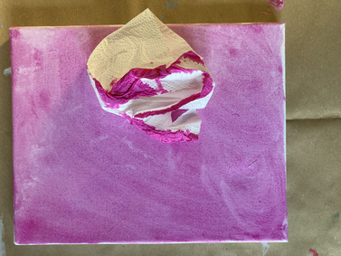 Die Farbe mit einem Papiertuch verteilen
