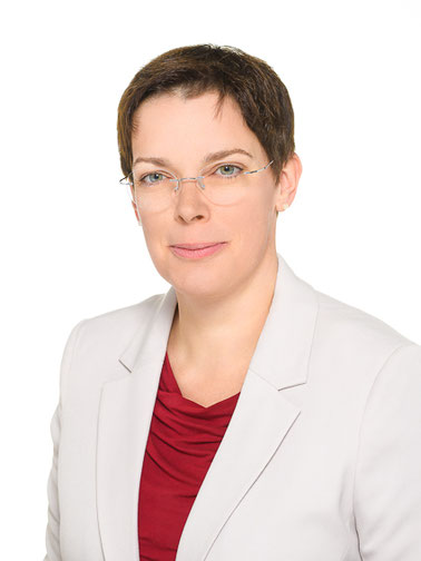 Klassisches Bewerbungsfoto einer Frau im Studio mit hellem Hintergrund