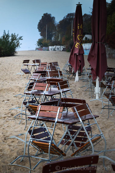 Strand Elbe Stühle Schirm Sand Regen Café