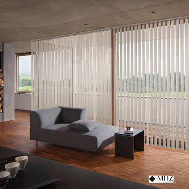 Lamellenvorhang nach Maß im Wohnzimmer