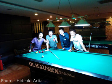 有田プロお気に入りの一枚。ステージ1参戦組で現地ビリヤード場で練習。左から、有田、赤狩山、大井、栗林