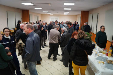 La salle communale est restée bien garnie jusque tard dans la soirée.