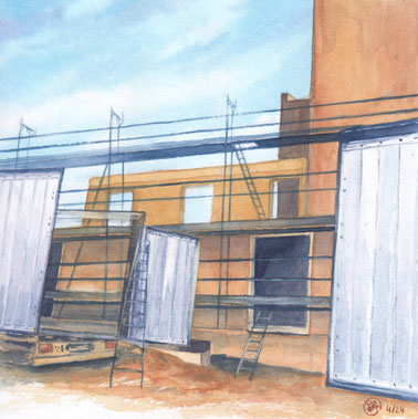 Aquarellbild "Auf der Baustelle": im Vordergrund steht ein Lastwagen, im Hintergrund ist eine Wand in Holzbauweise zu sehen, davor ein Gerüst