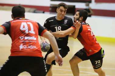 David Quiles tratando de zafarse de la defensa del Balonmano Mislata / Foto: Jordi del Puente