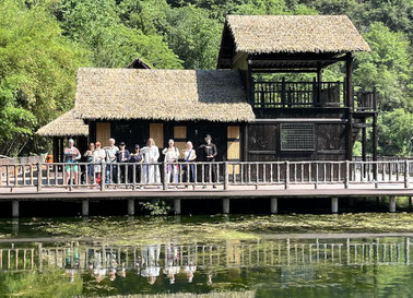 Traditionelles Haus mit Strohdach am See