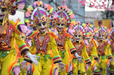 © wordpress. Quelle: http://negrosrealestate.com/blog/reasons-for-you-to-join-masskara-festival-october-2014/
