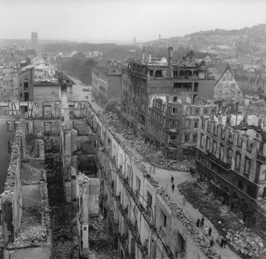 Stuttgart, Königsstraße, am Ende des 2. Weltkrieges. Muss erst ein dritter Weltkrieg kommen, bevor die Lutherkirchengemeinde umkehrt - und sich abwendet von Militär und Krieg?