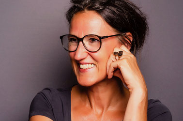 Moderatorin und Sprecherin Nicole Flüshöh aus Dortmund lächelt... und spricht gerne für Sie! Auf der Bühne oder im Studio. 