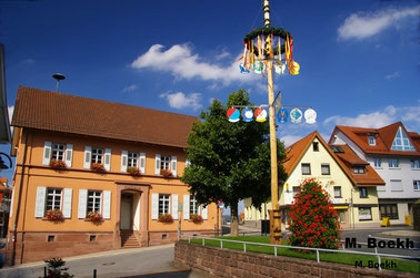 Gaiberger Rathaus mit Maibaum,              Foto Martin Boekh