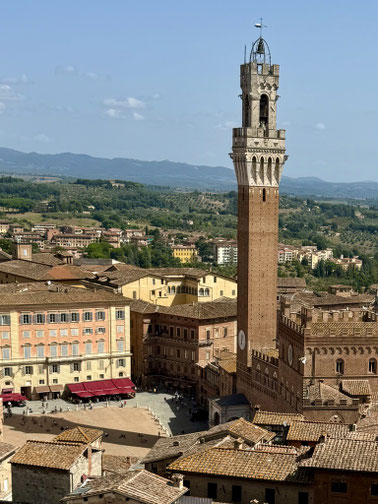 Piazza del Campo mit den toskanischen Hügeln im Hintergrund  