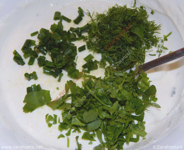 Alternativer Foodblog mit Sour Creme und frischen Kräutern