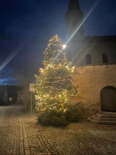 Kirchenburg in Seinsheim mit geschmücktem Weihnachtsbaum.