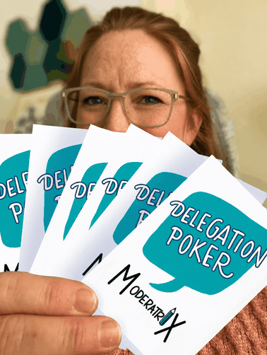 Melli präsentiert die Rückseite des Delegationspoker von Moderatrix
