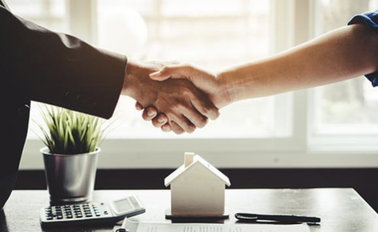 Personnes qui se serrent la main pour conclure un accord portant sur l'immobilier