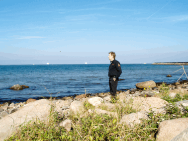 Nico Löer am Meer, symbolisch für Abschied und die Ruhe der Natur
