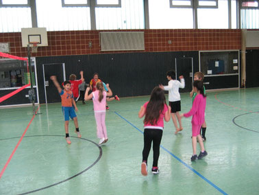 So sieht Jubel aus! Spielerinnen und Spieler der Klasse 3a freuen sich über jeden Punkt