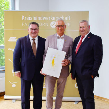 Im Bild (v. links): Hauptgeschäftsführer Michael H. Lutter, Malermeister Dietmar Ahle und Kreishandwerksmeister Mickel Biere bei der Verleihung des Goldenen Ehrenzeichens.