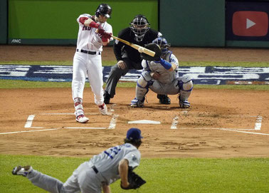 Nella foto l'Italo-americano Andrew Benintendi batte un singolo contro Clayton Kershaw