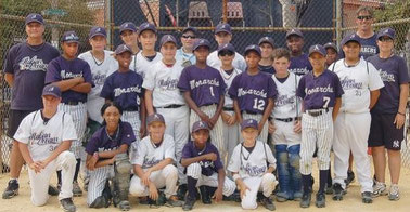 Nella foto la squadra italiana di Baseball On The Road (divisa bianca) e gli Anderson Monarcs. - Mo'Ne Davis è la seconda da sinistra nella fila inginocchiata.