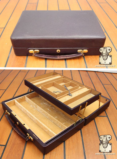 Valise à bijoux - Circa 1940 Extérieur en chèvre couleur prune  Intérieur en cuir de chèvre beige et velours ancien Jaune safran  System ingénieux articulé par des attachos, dépliant les deux plateaux lors de l'ouverture de la valise Dans le plateau du de