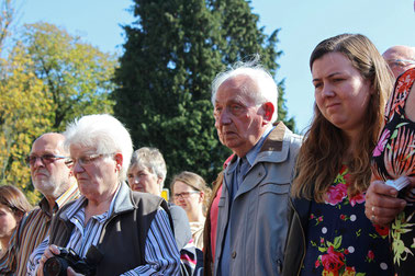 Viele Menschen begleiten die Stolperstein-Verlegung in Rehburg-Loccum – und betroffene Gesichter sind ringsum zu sehen.