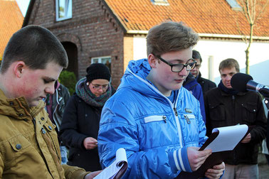 Das Schicksal Heinrich Dökels lesen Justin Rust und Timon Aselmann vor – sie gehören auch zu der Gruppe Jugendlicher, die den Stolperstein für ihn finanziert hat.