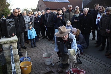 Vier Stolpersteine für die Familie Busack hat Gunter Demnig in Bergkirchen und Bad Rehburg verlegt.