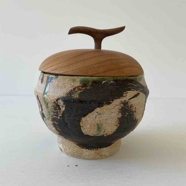 FUTAMONO-YA の作品、小鉢型シリーズ。FUTAMONO-YAは陶芸家・森下真吾と、木工家・清水泰とのコラボレーションブランドです。