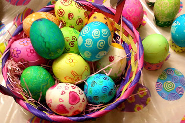 Cestino pasquale con uova decorate
