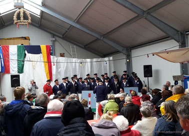 Shanty-Chor am Morgen in der Halle des Yachtclubs