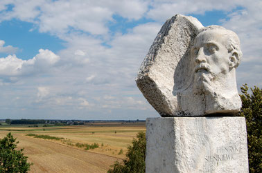 Monument d'Henryk Sienkiewicz a Okrzei, visible a Wola Okrzejska