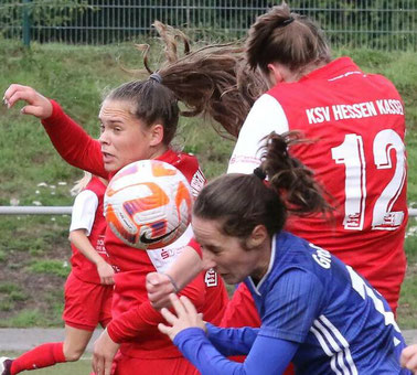 Im Duell: Hanna Kuntze (links) und Fabienne Schlieper (rechts, bd. KSV) gegen Eileen Young. Foto: dieter schachtschneider