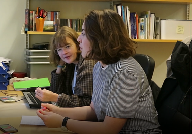 Antonia und Claire bei der Arbeit