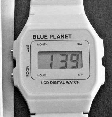 100円時計　我が家のかけ時計と同時刻を表示している。