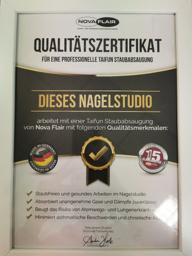 Pamela Pradt ließ in alle Arbeitstische in PAM'S Hand Lounge professionelle Staubabsaugungen der Marke Novaflair einbauen, die Kunden und Nageldesignerinnen vor dem Einatmen von Feilstaub schützen.               Außerdem arbeitet man bei PAM'S immer mit frisch desinfizierten und sterilisierten Arbeitsutensilien sowie Wechselfeilen. So bekommt jeder Kunde immer ein neues Feilblatt, das nach dem Termin entsorgt wird.