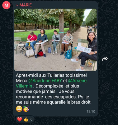 Un groupe d'éléves assises sur des chaises dans le jardin des Tuileries, en train de dessiner et de peindre. L'ambiance est détendue et artistique, avec des arbres alignés en arrière-plan. Sandrine de Paper Break souriante montre fièrement son aquarelle. 