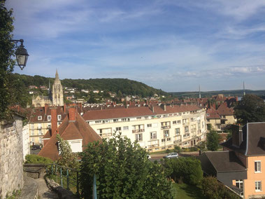 Vue depuis le mont du Calidou sur la vallée dans laquelle est située Caudebec, avec au fond, surplombant la Seine le Pont de Brotonne